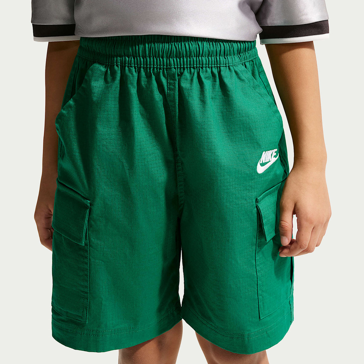 Shorts cargo de tejido Woven para niños talla grande Nike Sportswear Club – Malaquita/Blanco – vista 2