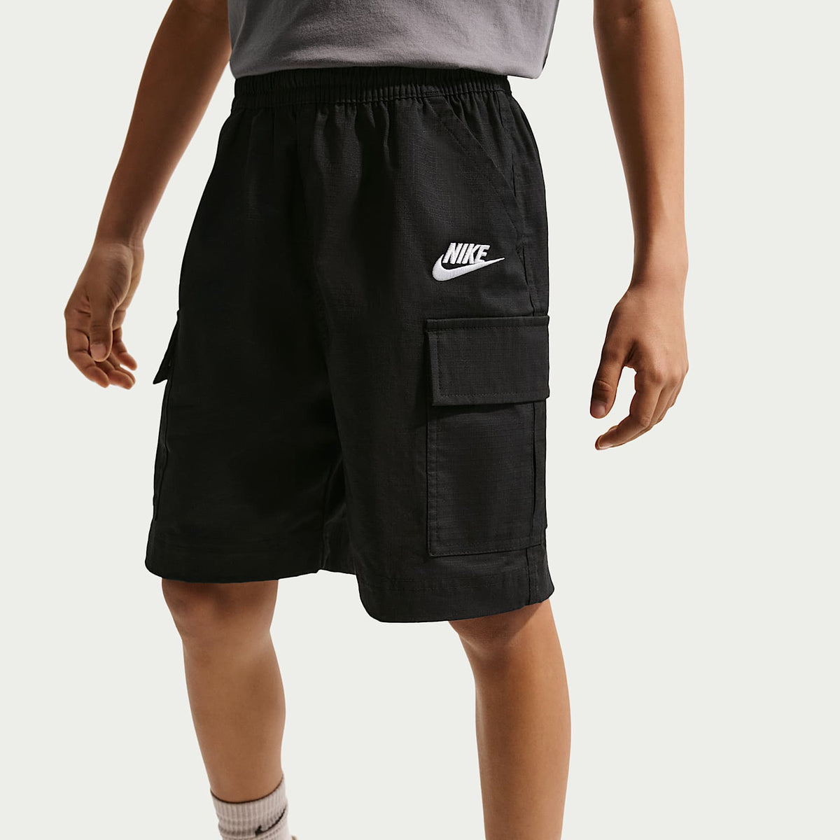 Shorts cargo de tejido Woven para niños talla grande Nike Sportswear Club – Negro/Blanco – vista 2