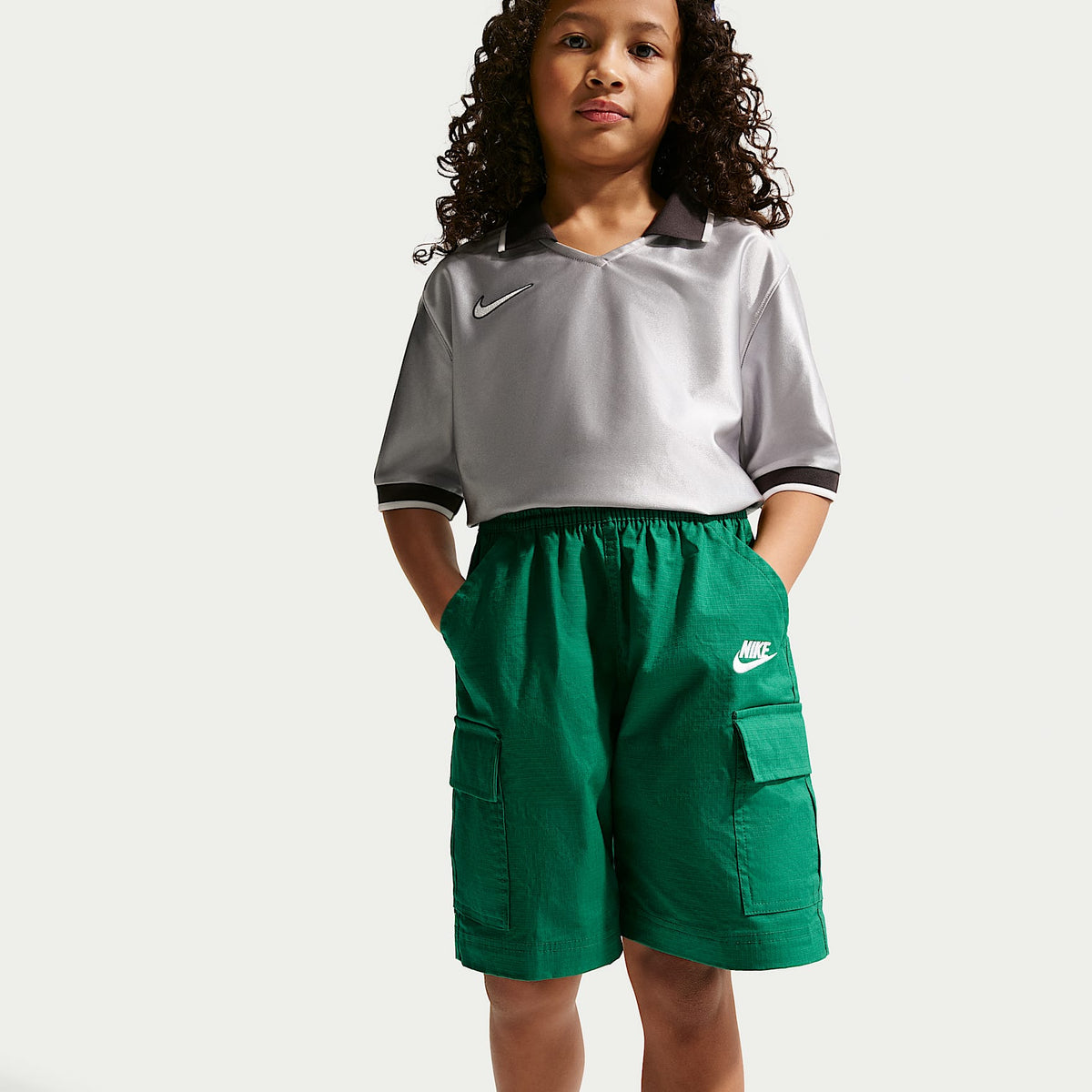 Shorts cargo de tejido Woven para niños talla grande Nike Sportswear Club – Malaquita/Blanco – vista 4