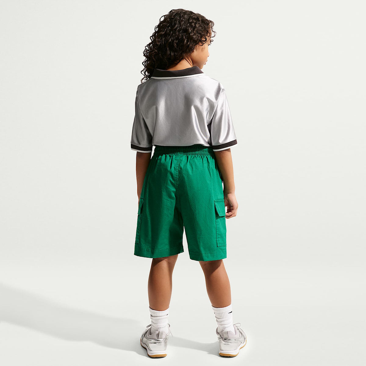Shorts cargo de tejido Woven para niños talla grande Nike Sportswear Club – Malaquita/Blanco – vista 5