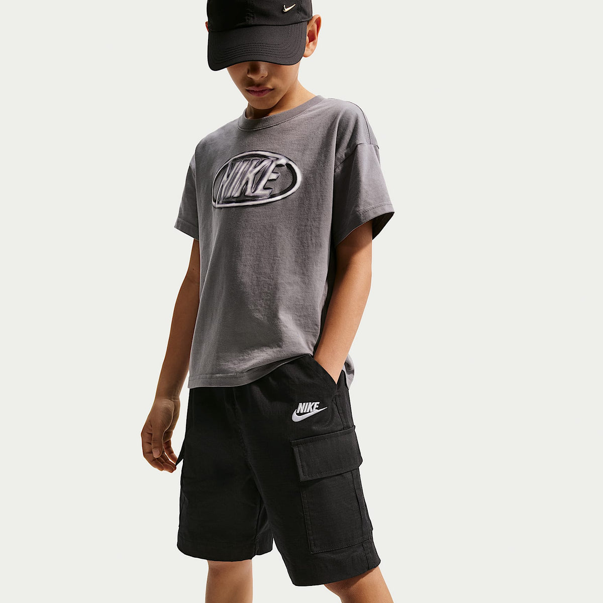 Shorts cargo de tejido Woven para niños talla grande Nike Sportswear Club – Negro/Blanco – vista 4