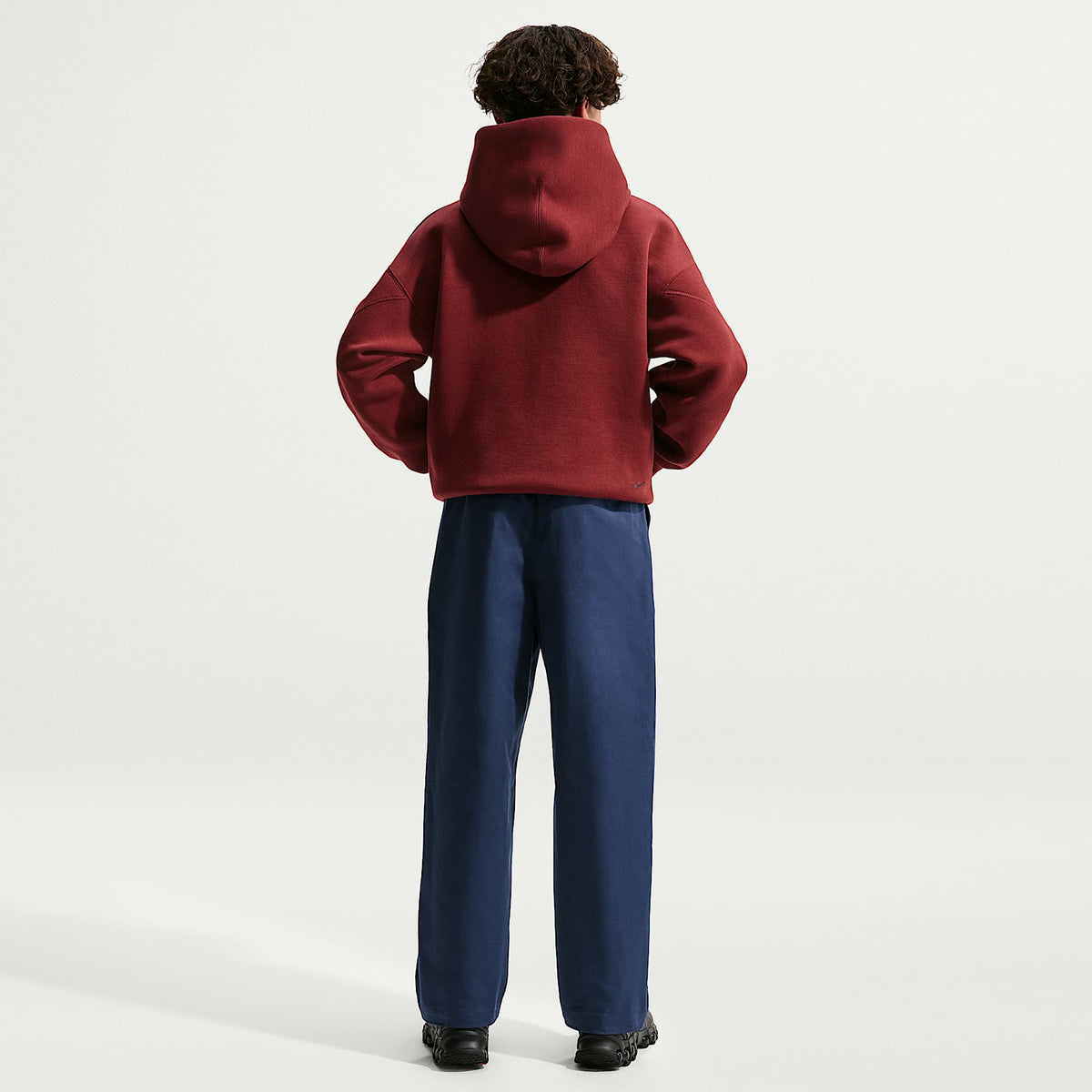 Pants infantiles tejidos para uso diario, talla grande Nike Sportswear Club – Azul marino medianoche/Blanco – vista 6