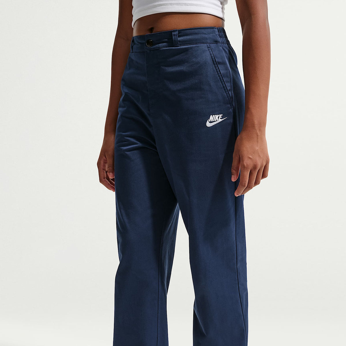 Pants infantiles tejidos para uso diario, talla grande Nike Sportswear Club – Azul marino medianoche/Blanco – vista 3