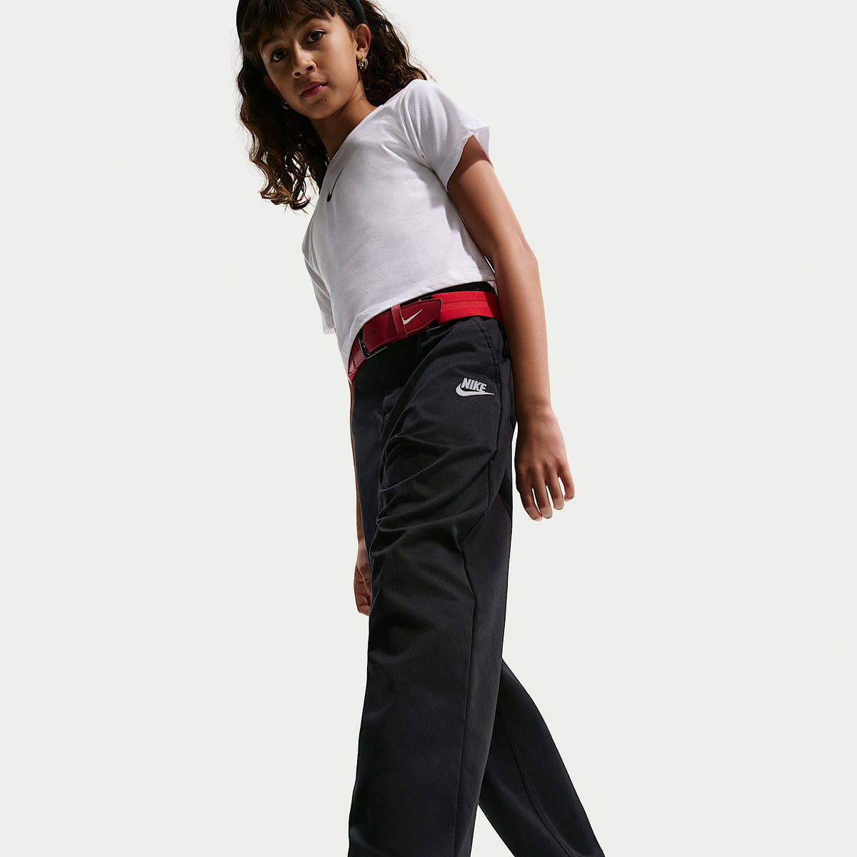 Pants infantiles tejidos para uso diario, talla grande Nike Sportswear Club – Negro/Blanco – vista 5