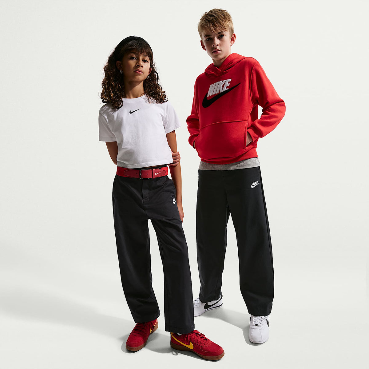 Pants infantiles tejidos para uso diario, talla grande Nike Sportswear Club – Negro/Blanco – vista 1