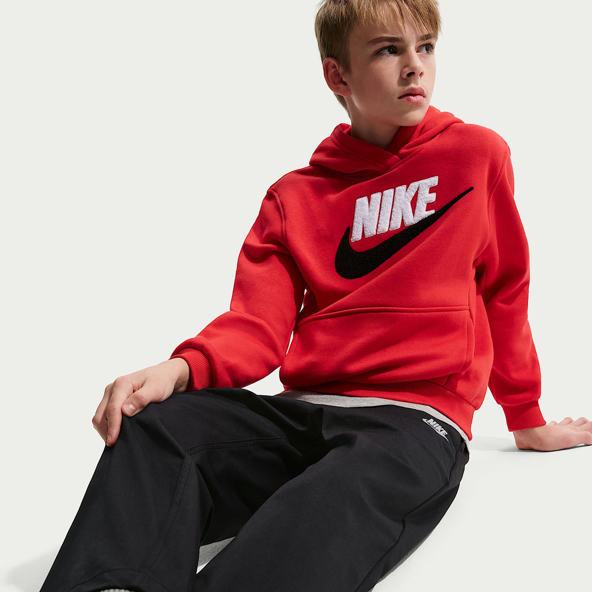 Pants infantiles tejidos para uso diario, talla grande Nike Sportswear Club – Negro/Blanco – vista 4