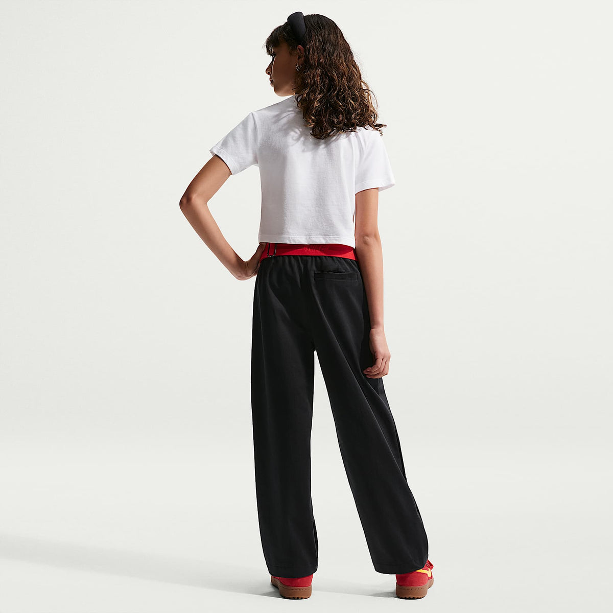 Pants infantiles tejidos para uso diario, talla grande Nike Sportswear Club – Negro/Blanco – vista 7