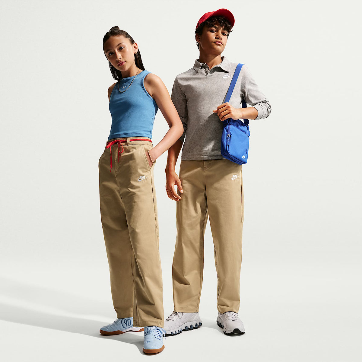 Pants infantiles tejidos para uso diario, talla grande Nike Sportswear Club – Beige paracaídas/Blanco – vista 1