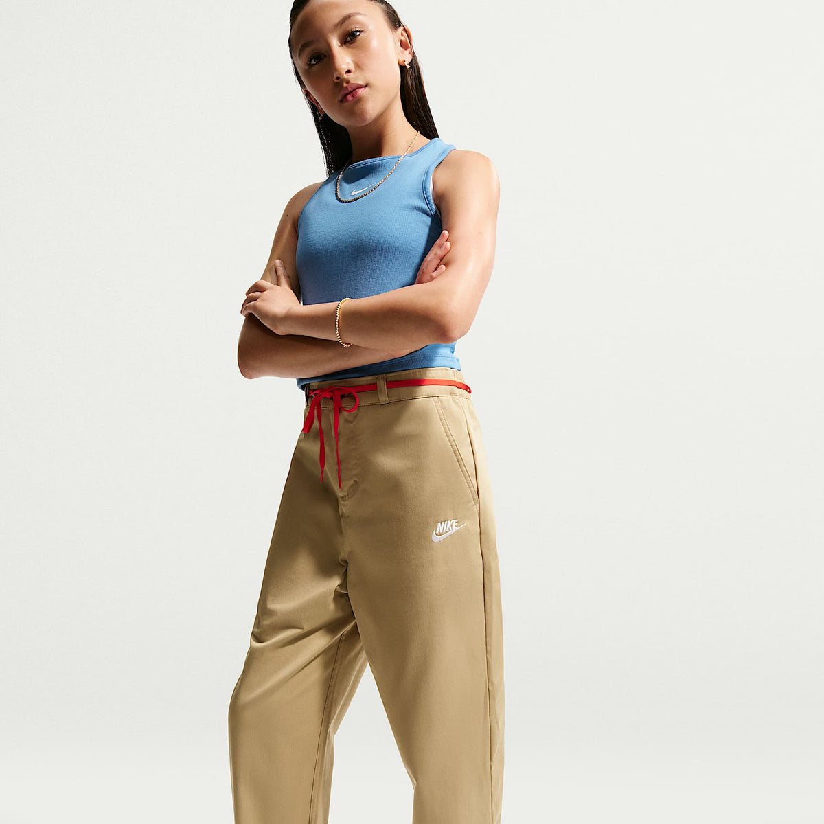 Pants infantiles tejidos para uso diario, talla grande Nike Sportswear Club – Beige paracaídas/Blanco – vista 5