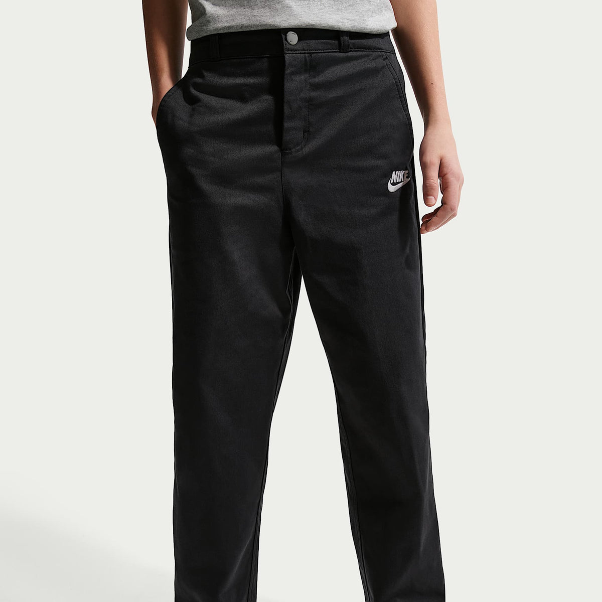 Pants infantiles tejidos para uso diario, talla grande Nike Sportswear Club – Negro/Blanco – vista 2