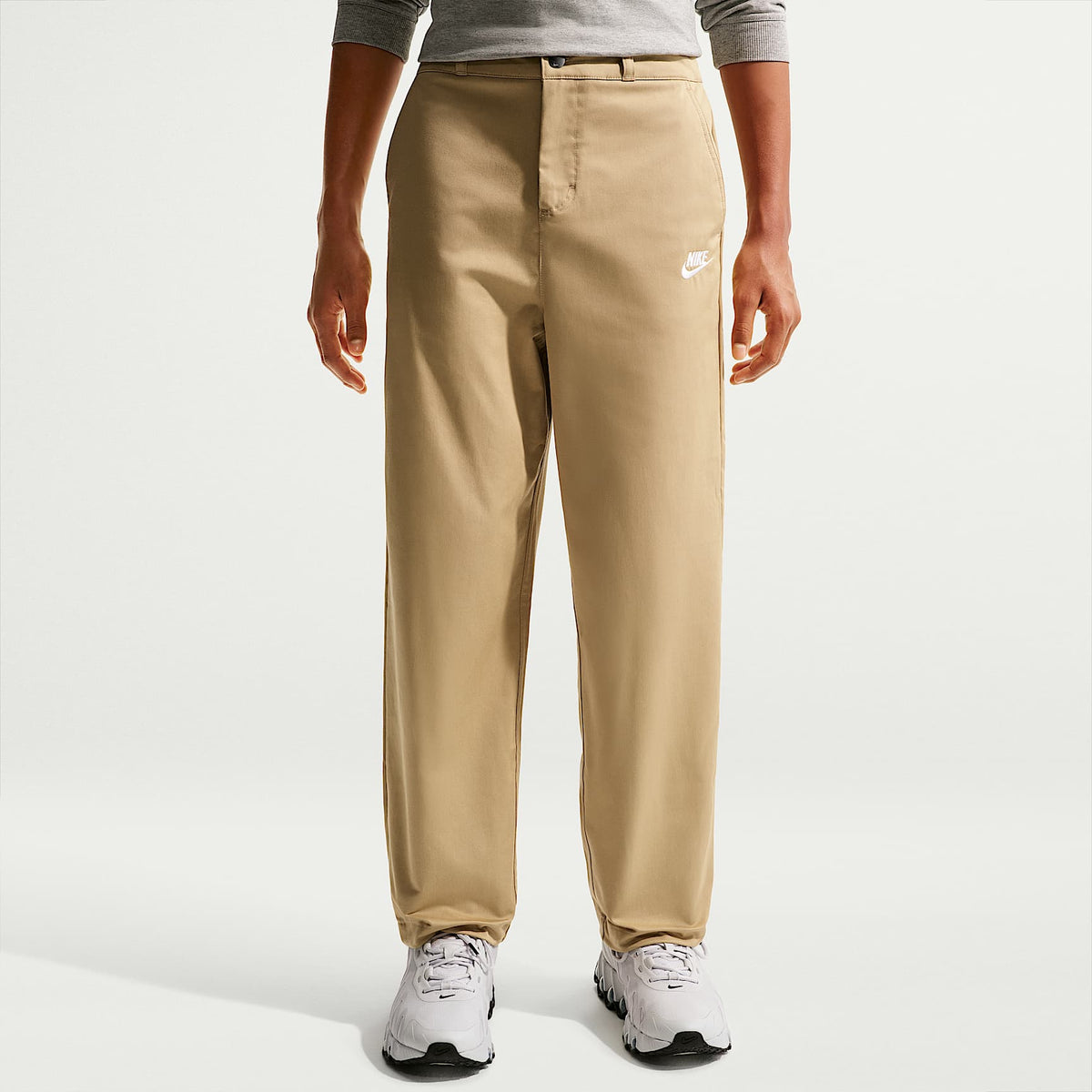 Pants infantiles tejidos para uso diario, talla grande Nike Sportswear Club – Beige paracaídas/Blanco – vista 2