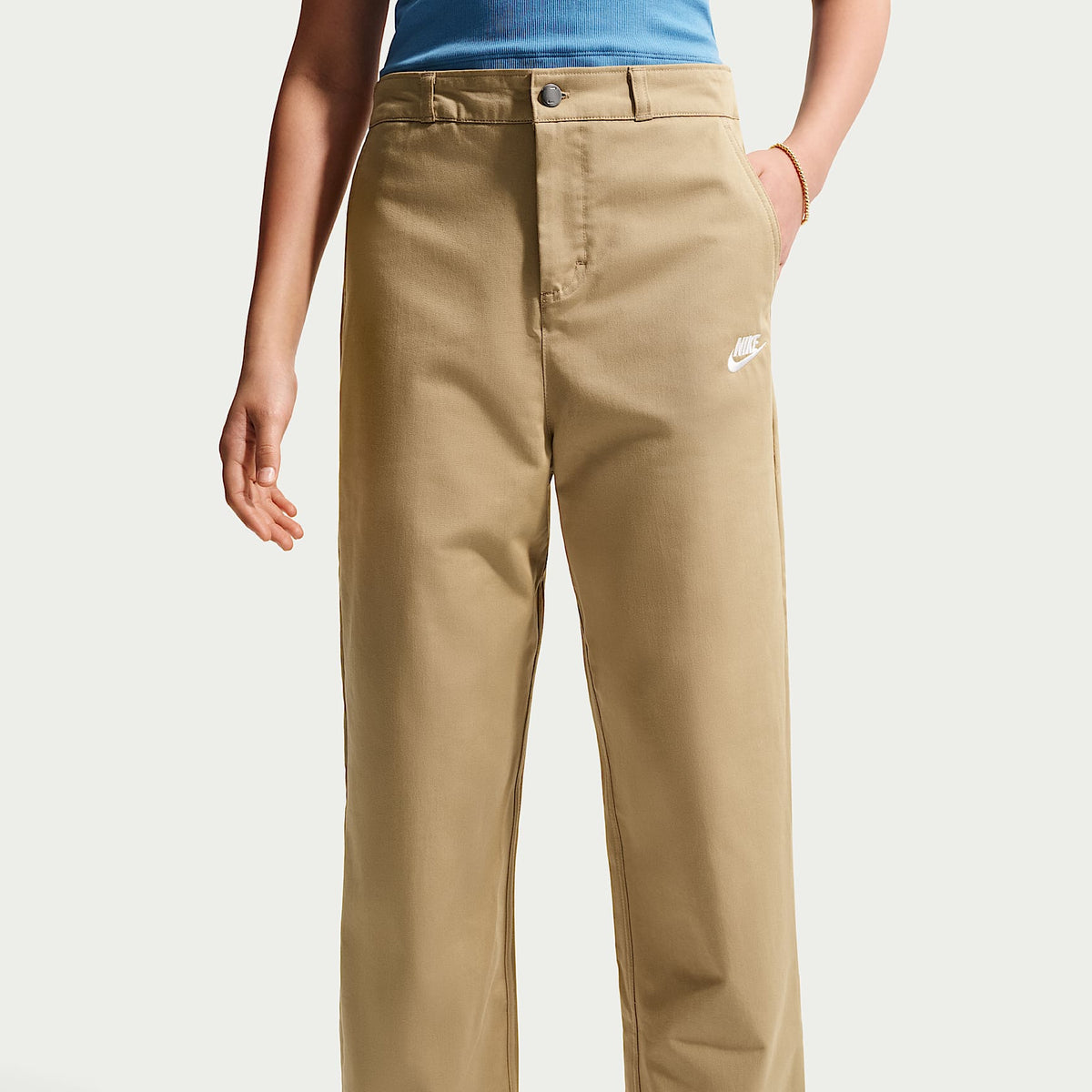 Pants infantiles tejidos para uso diario, talla grande Nike Sportswear Club – Beige paracaídas/Blanco – vista 3