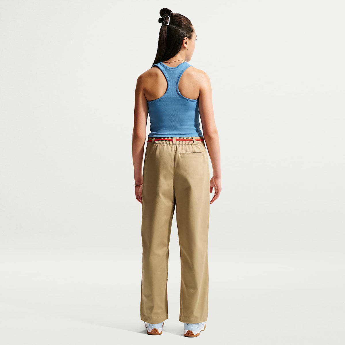 Pants infantiles tejidos para uso diario, talla grande Nike Sportswear Club – Beige paracaídas/Blanco – vista 7