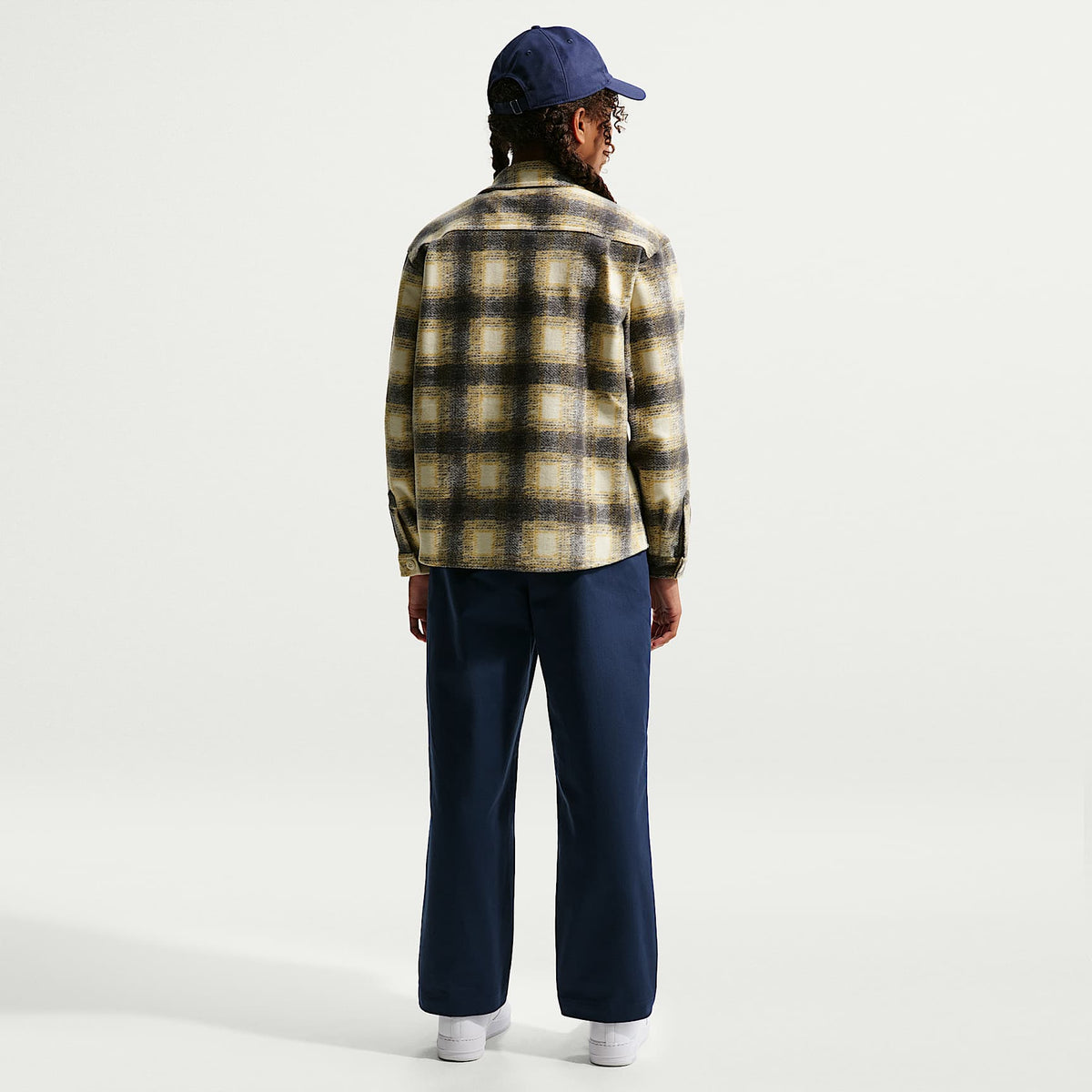Pants infantiles tejidos para uso diario, talla grande Nike Sportswear Club – Azul marino medianoche/Blanco – vista 7