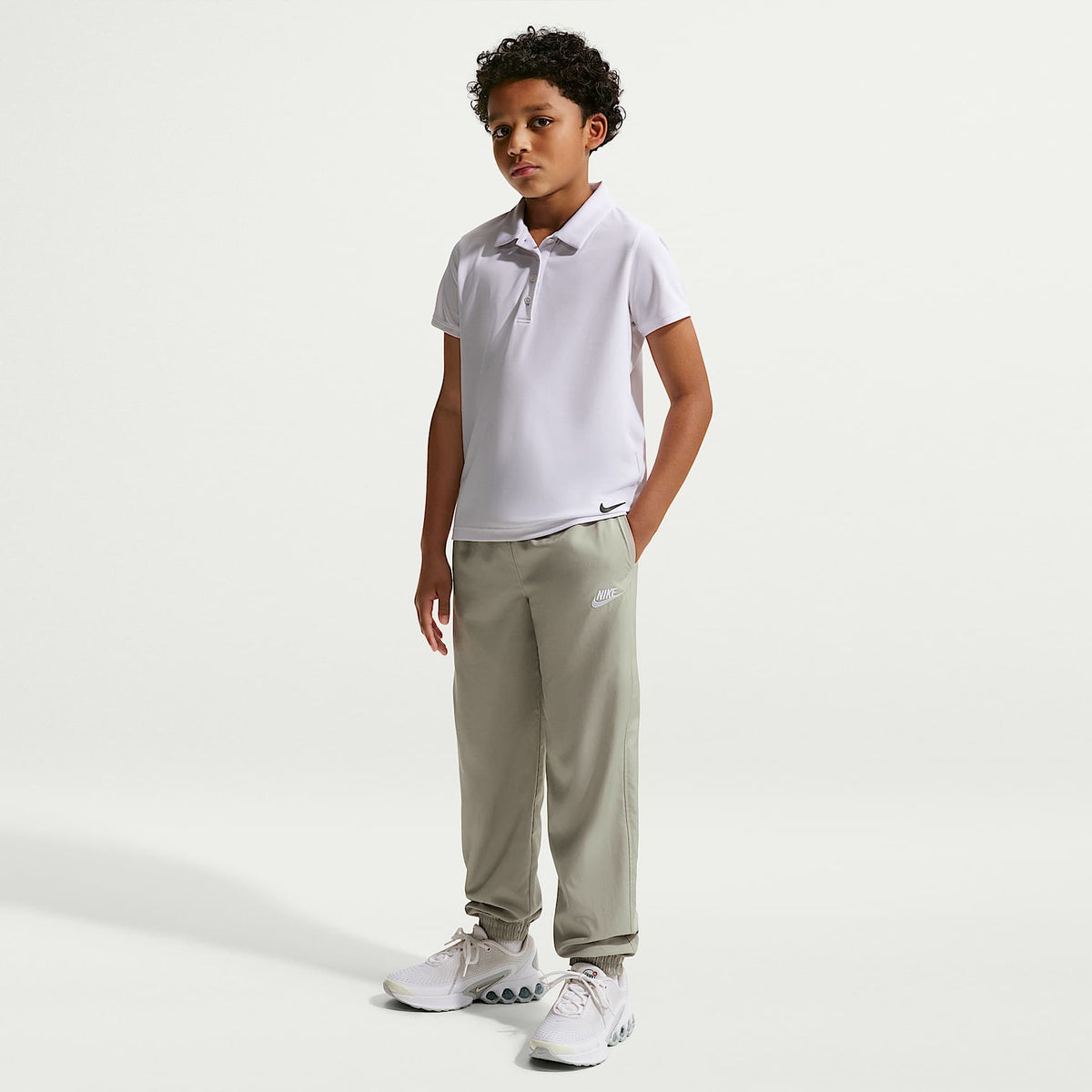 Joggers de tejido Woven para niños talla grande Nike Sportswear Club – Niebla pícea/Blanco – vista 1