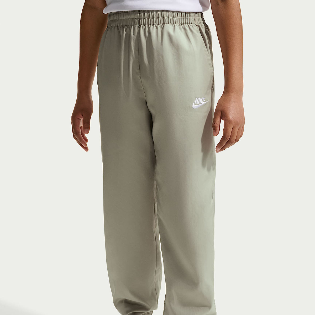 Joggers de tejido Woven para niños talla grande Nike Sportswear Club – Niebla pícea/Blanco – vista 2