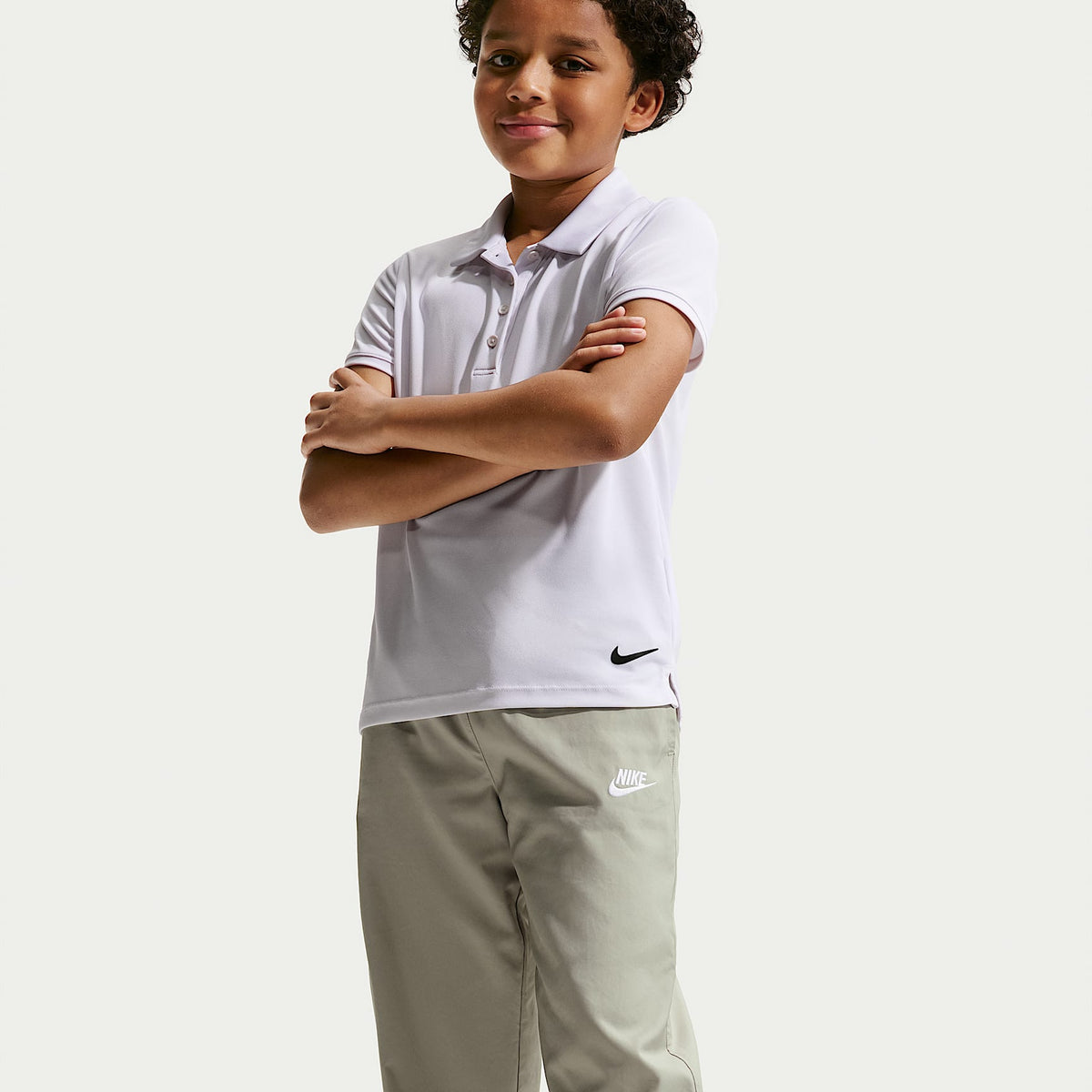 Joggers de tejido Woven para niños talla grande Nike Sportswear Club – Niebla pícea/Blanco – vista 4