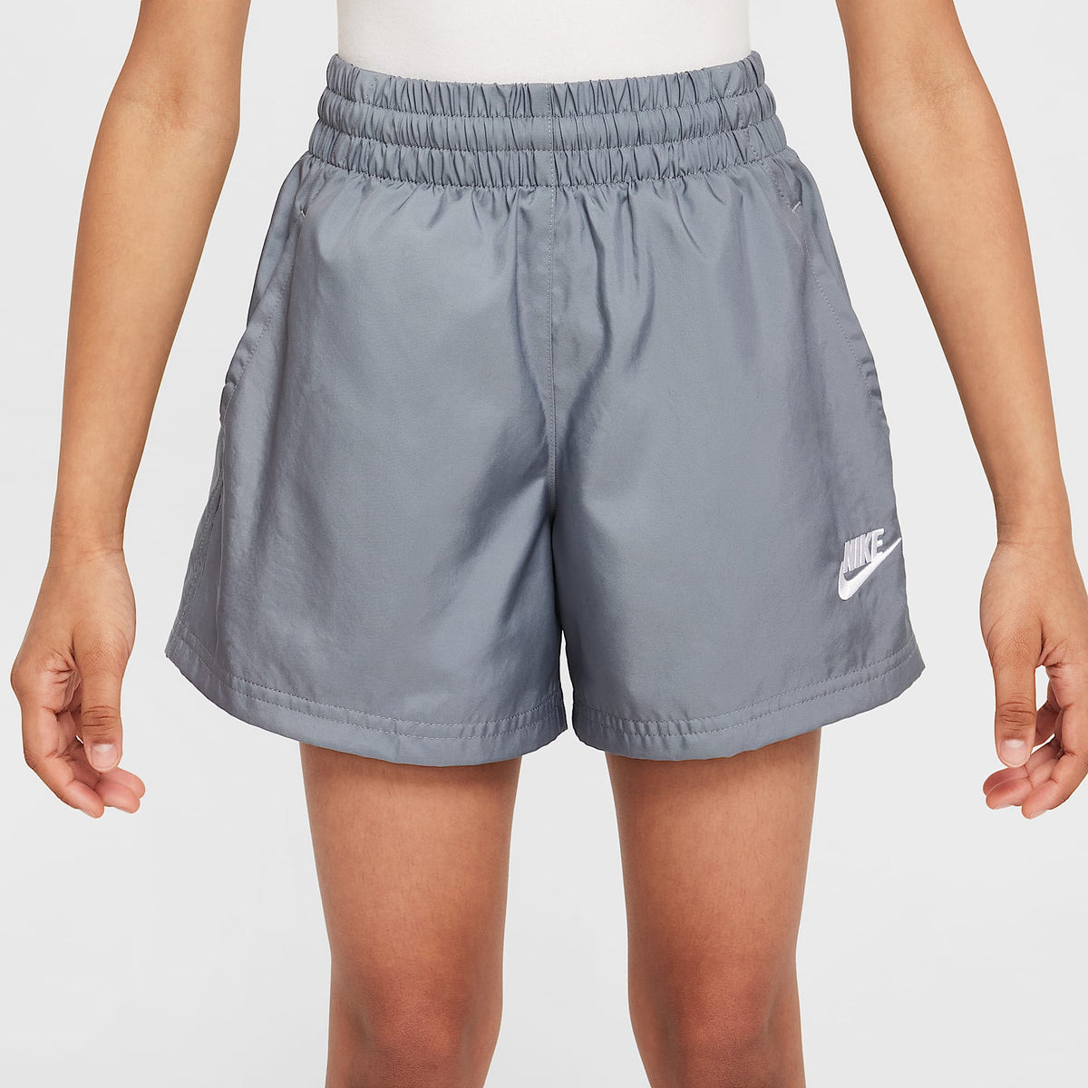 Shorts de tejido Woven de 12 cm para niños talla grande Nike Sportswear Club – Gris humo/Blanco – vista 3