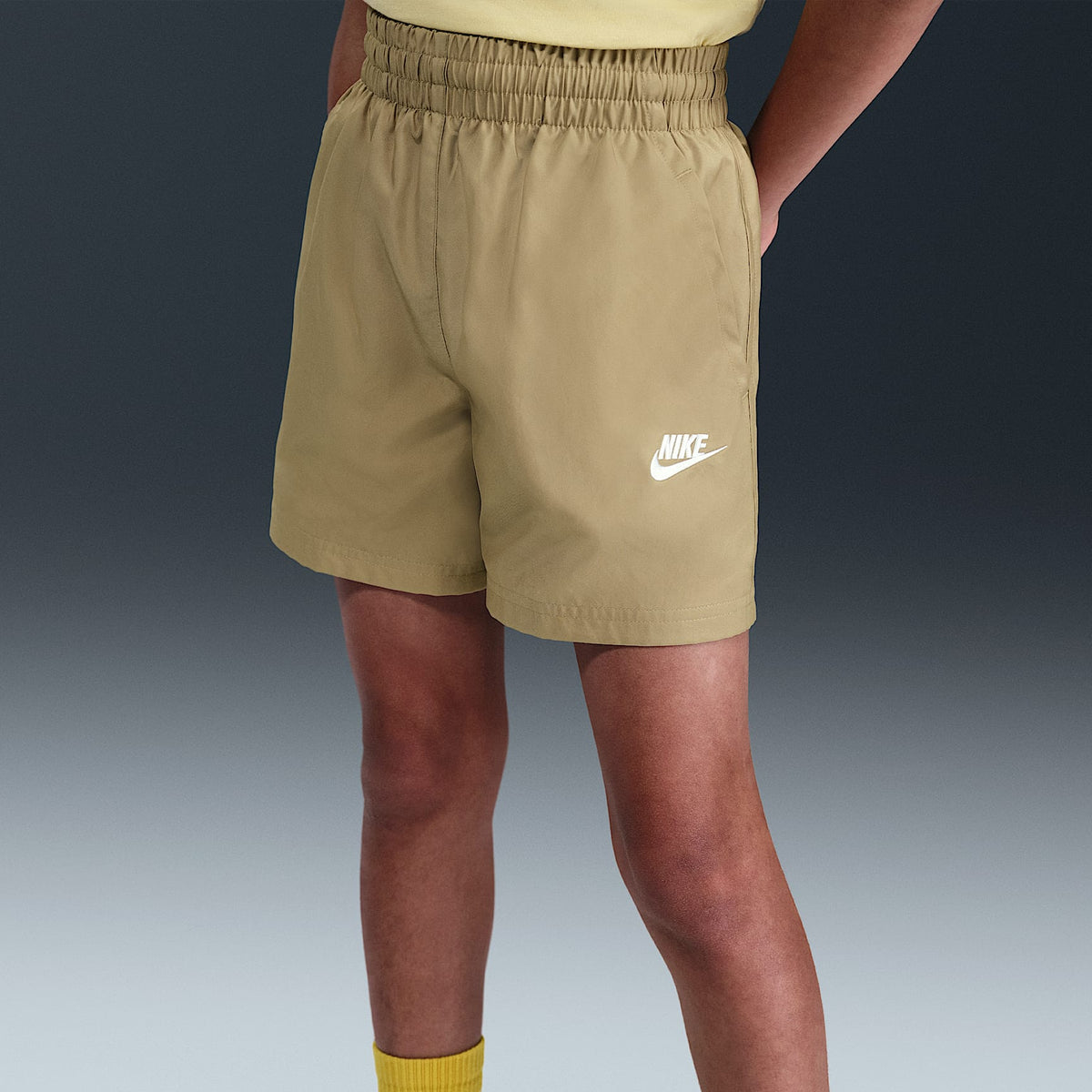 Shorts de tejido Woven de 12 cm para niños talla grande Nike Sportswear Club – Beige paracaídas/Blanco – vista 2