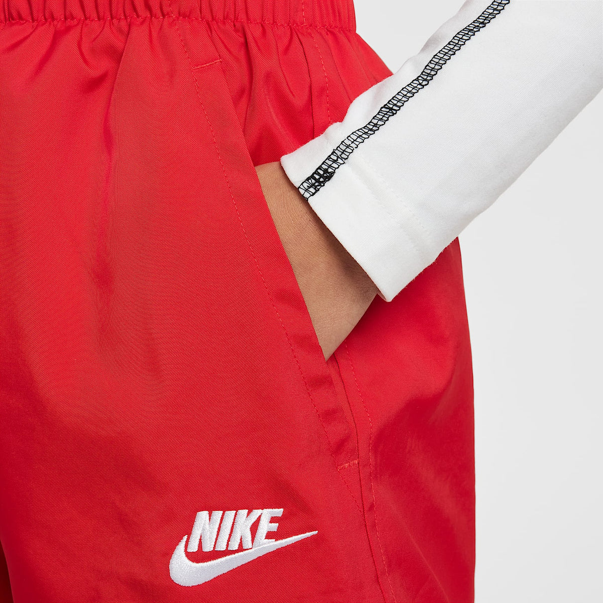 Shorts de tejido Woven de 12 cm para niños talla grande Nike Sportswear Club – Rojo universitario/Blanco – vista 4