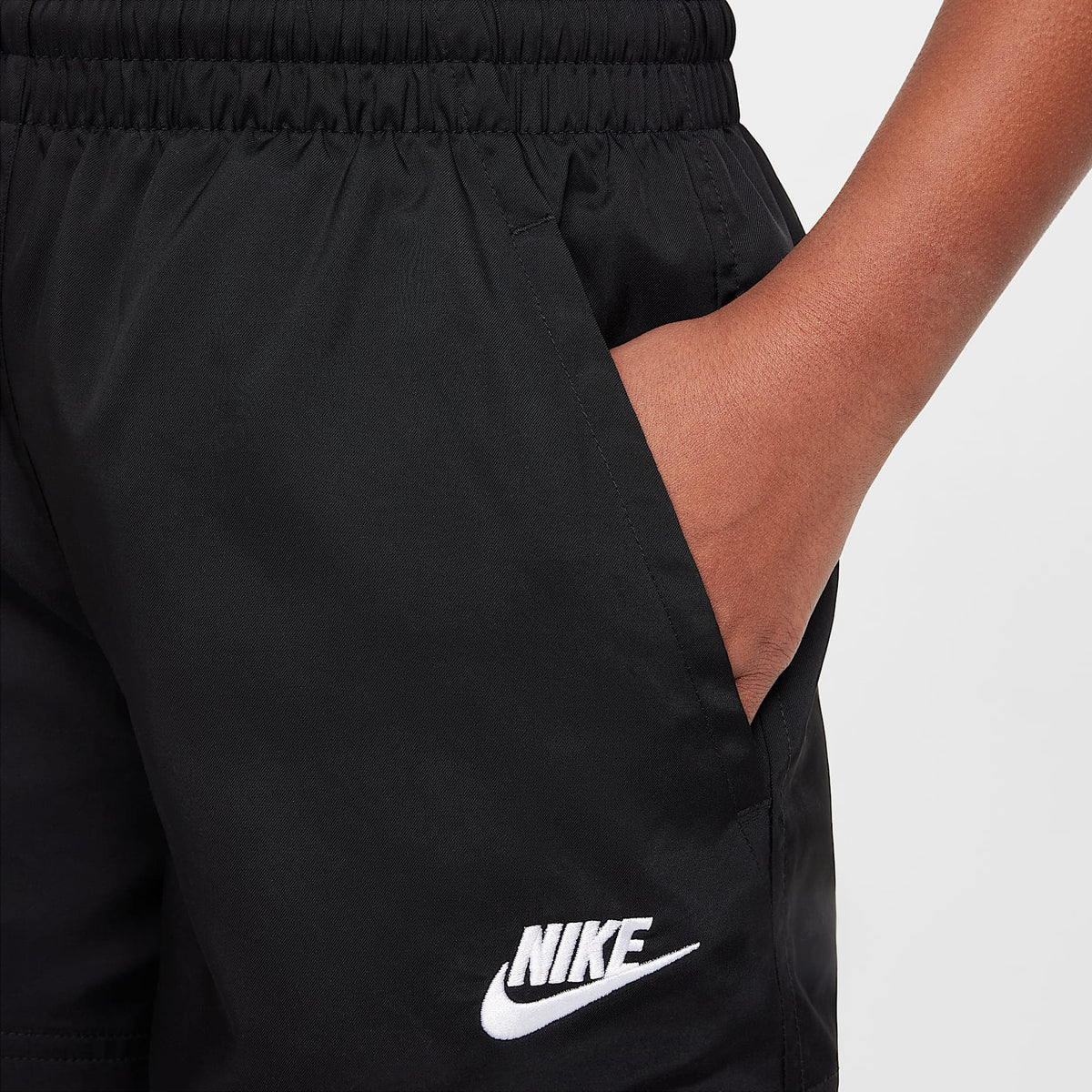 Shorts de tejido Woven de 12 cm para niños talla grande Nike Sportswear Club – Negro/Blanco – vista 6