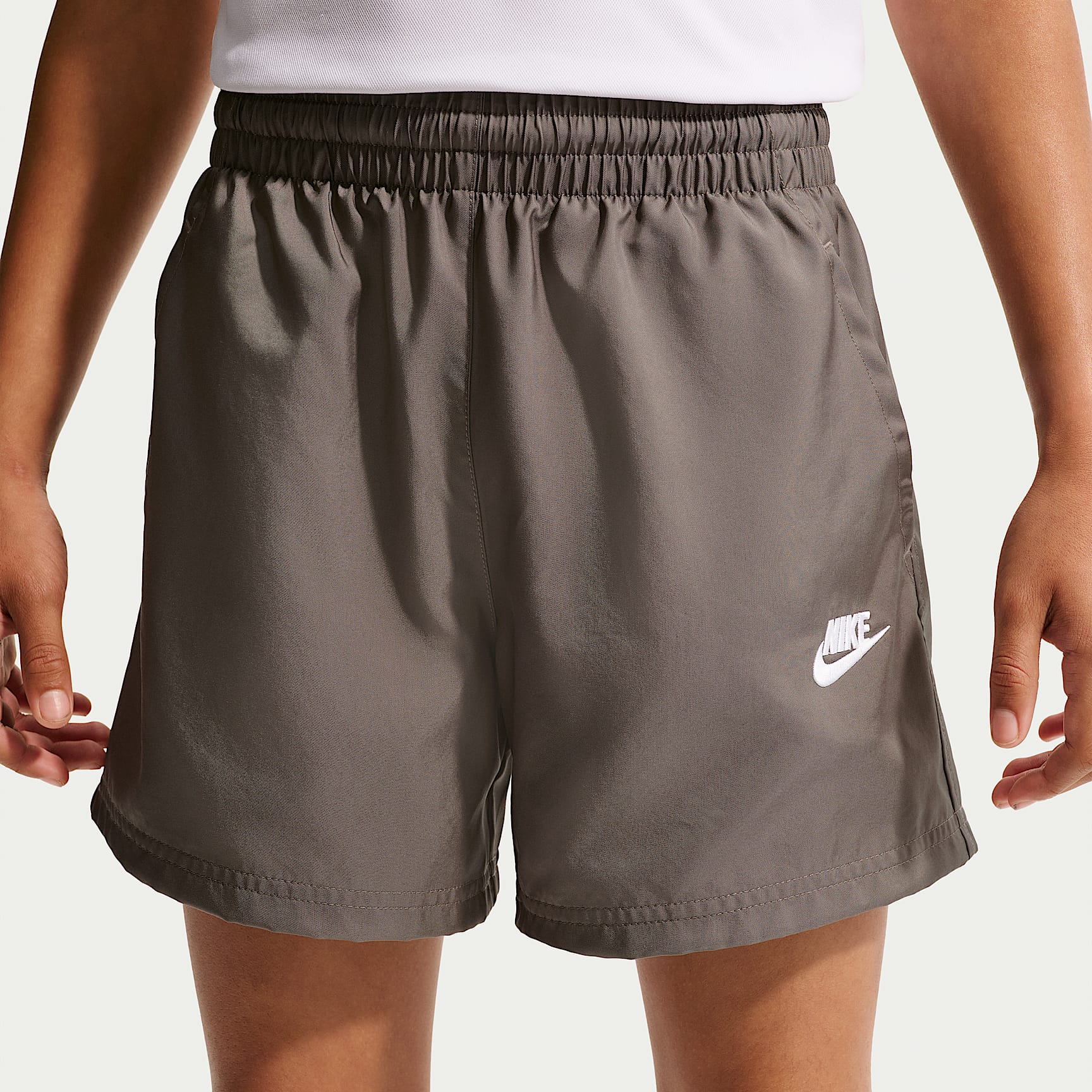 Shorts de tejido Woven de 12 cm para niños talla grande Nike Sportswear Club – Cueva/Blanco – vista 2