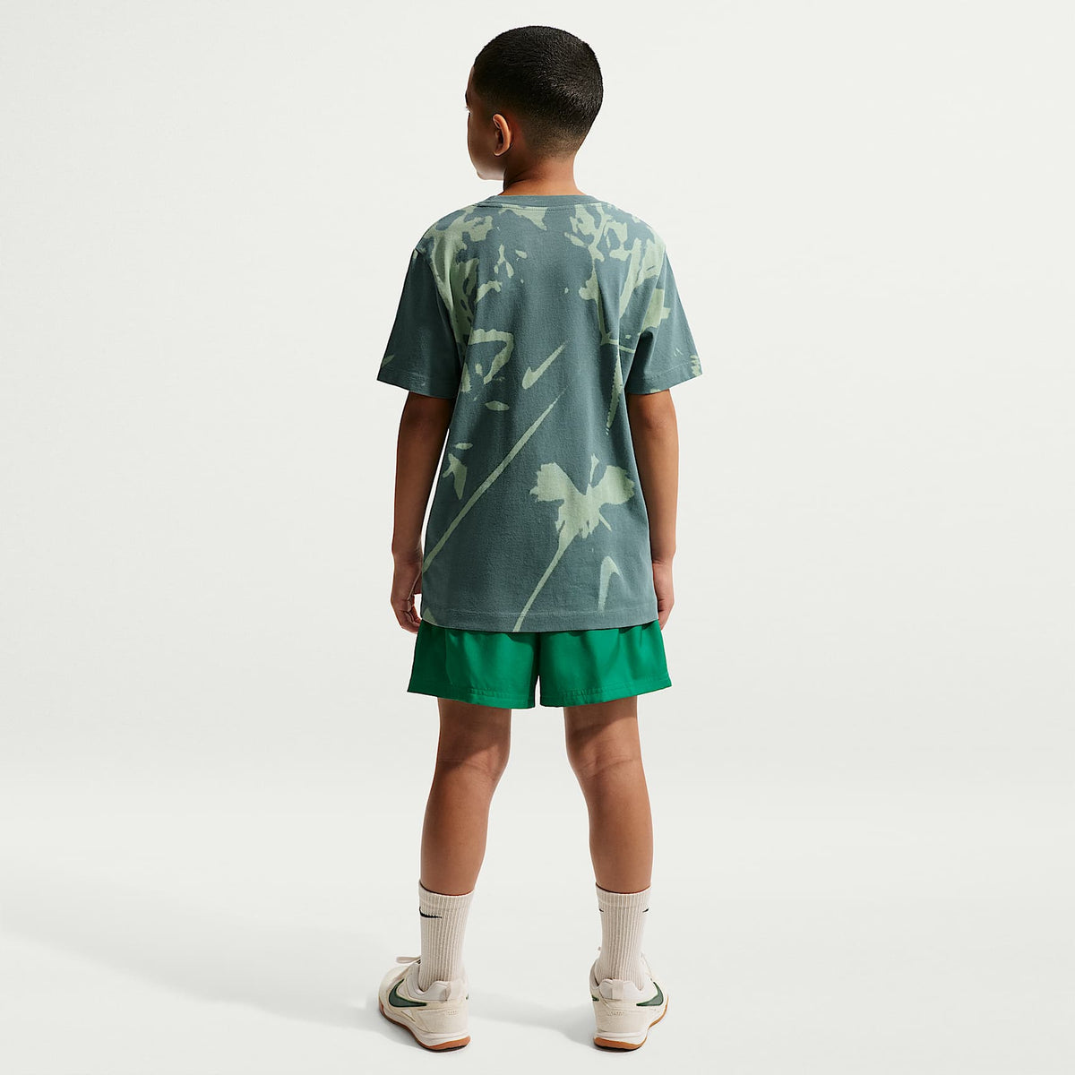Shorts de tejido Woven de 12 cm para niños talla grande Nike Sportswear Club – Malaquita/Blanco – vista 5