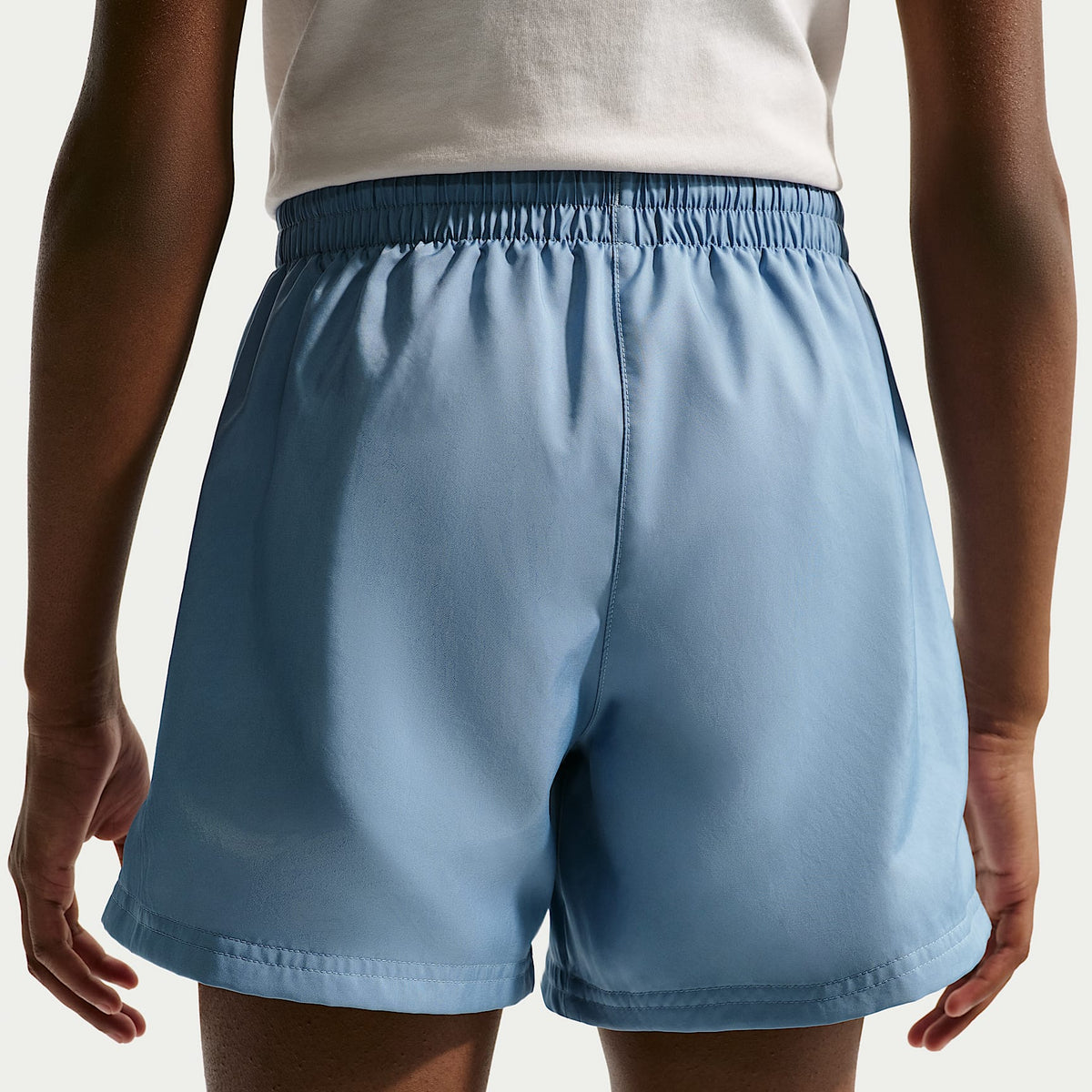 Shorts de tejido Woven de 12 cm para niños talla grande Nike Sportswear Club – Azul de trabajo/Blanco – vista 3