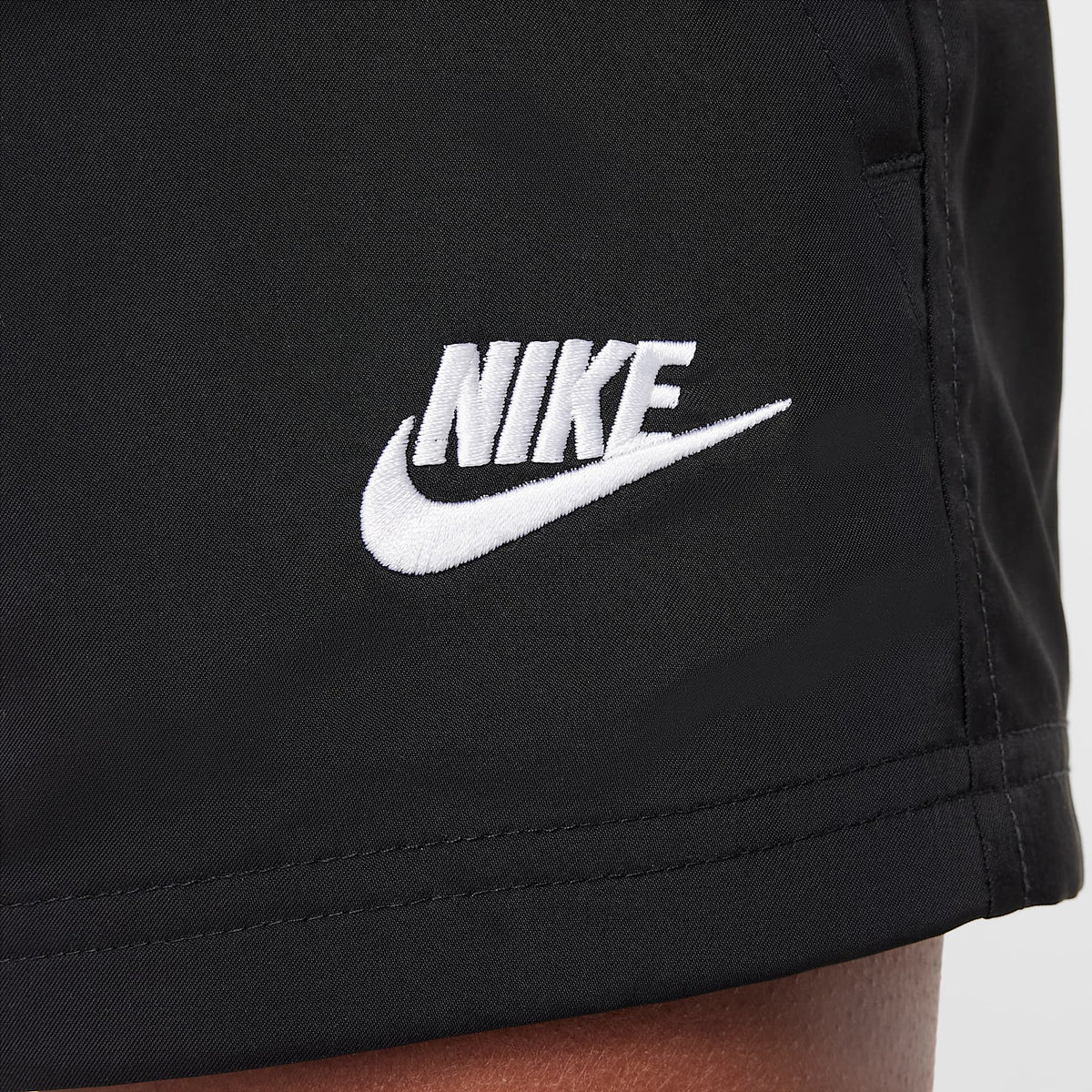 Shorts de tejido Woven de 12 cm para niños talla grande Nike Sportswear Club – Negro/Blanco – vista 7