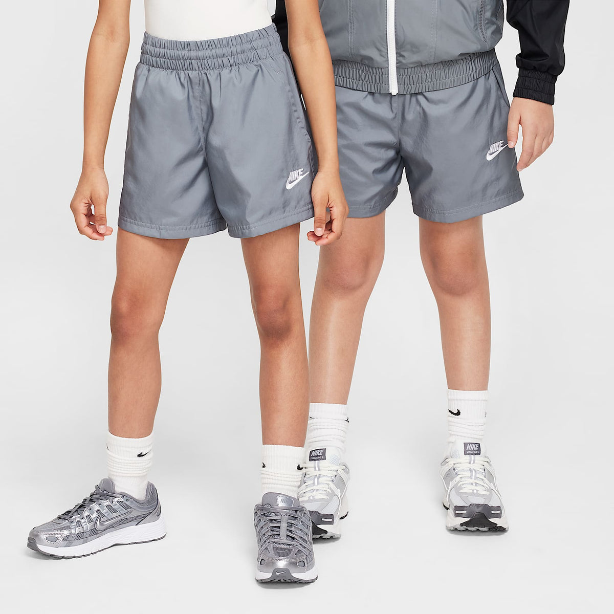 Shorts de tejido Woven de 12 cm para niños talla grande Nike Sportswear Club – Gris humo/Blanco – vista 1