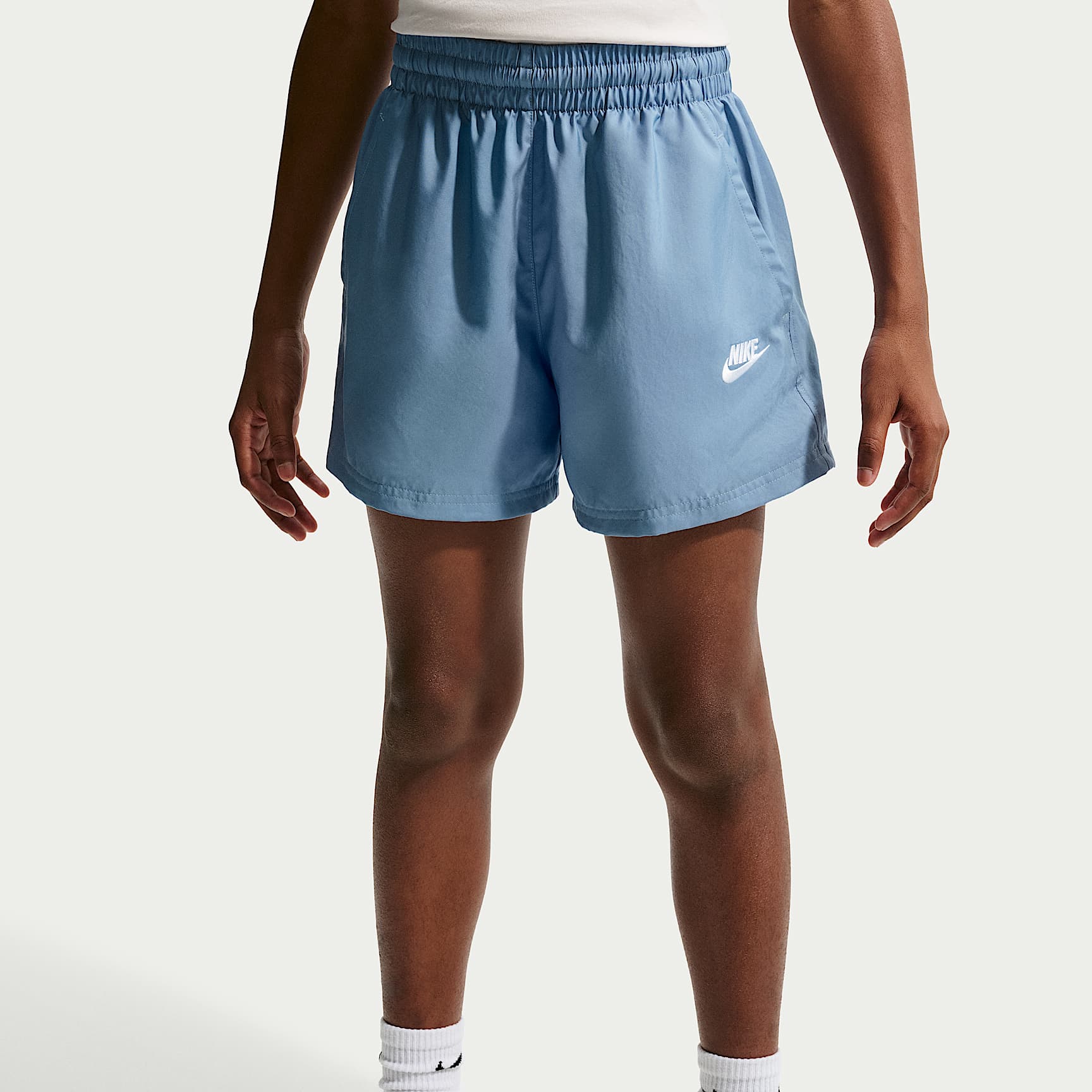 Shorts de tejido Woven de 12 cm para niños talla grande Nike Sportswear Club – Azul de trabajo/Blanco – vista 2