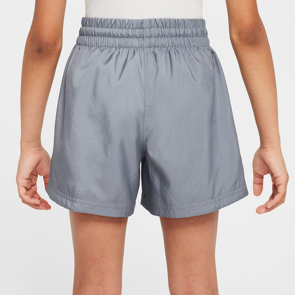 Shorts de tejido Woven de 12 cm para niños talla grande Nike Sportswear Club – Gris humo/Blanco – vista 4