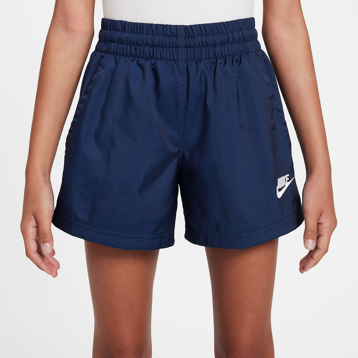 Shorts de tejido Woven de 12 cm para niños talla grande Nike Sportswear Club – Azul marino medianoche/Blanco – vista 3