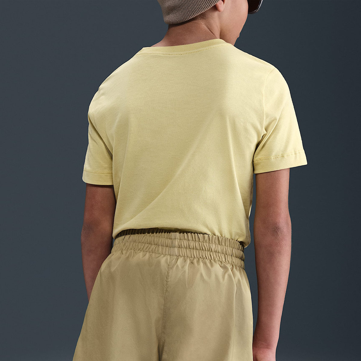 Shorts de tejido Woven de 12 cm para niños talla grande Nike Sportswear Club – Beige paracaídas/Blanco – vista 3