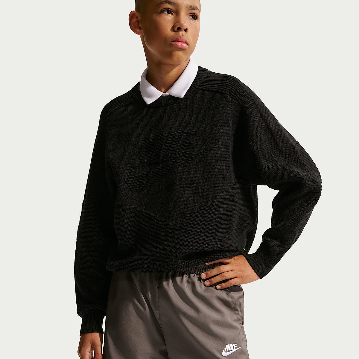 Shorts de tejido Woven de 12 cm para niños talla grande Nike Sportswear Club – Cueva/Blanco – vista 4