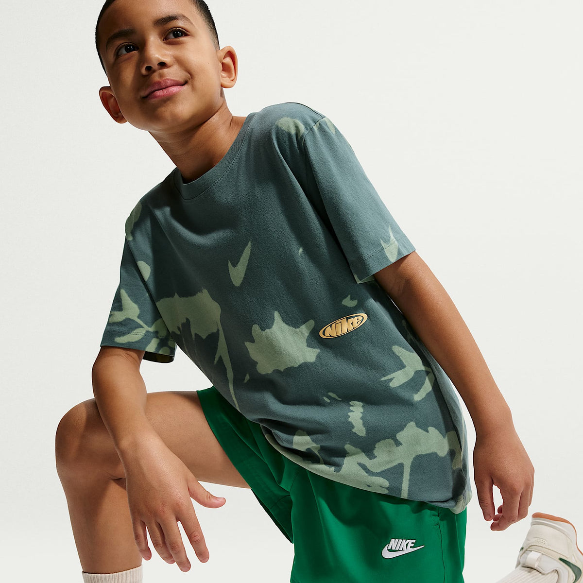 Shorts de tejido Woven de 12 cm para niños talla grande Nike Sportswear Club – Malaquita/Blanco – vista 4