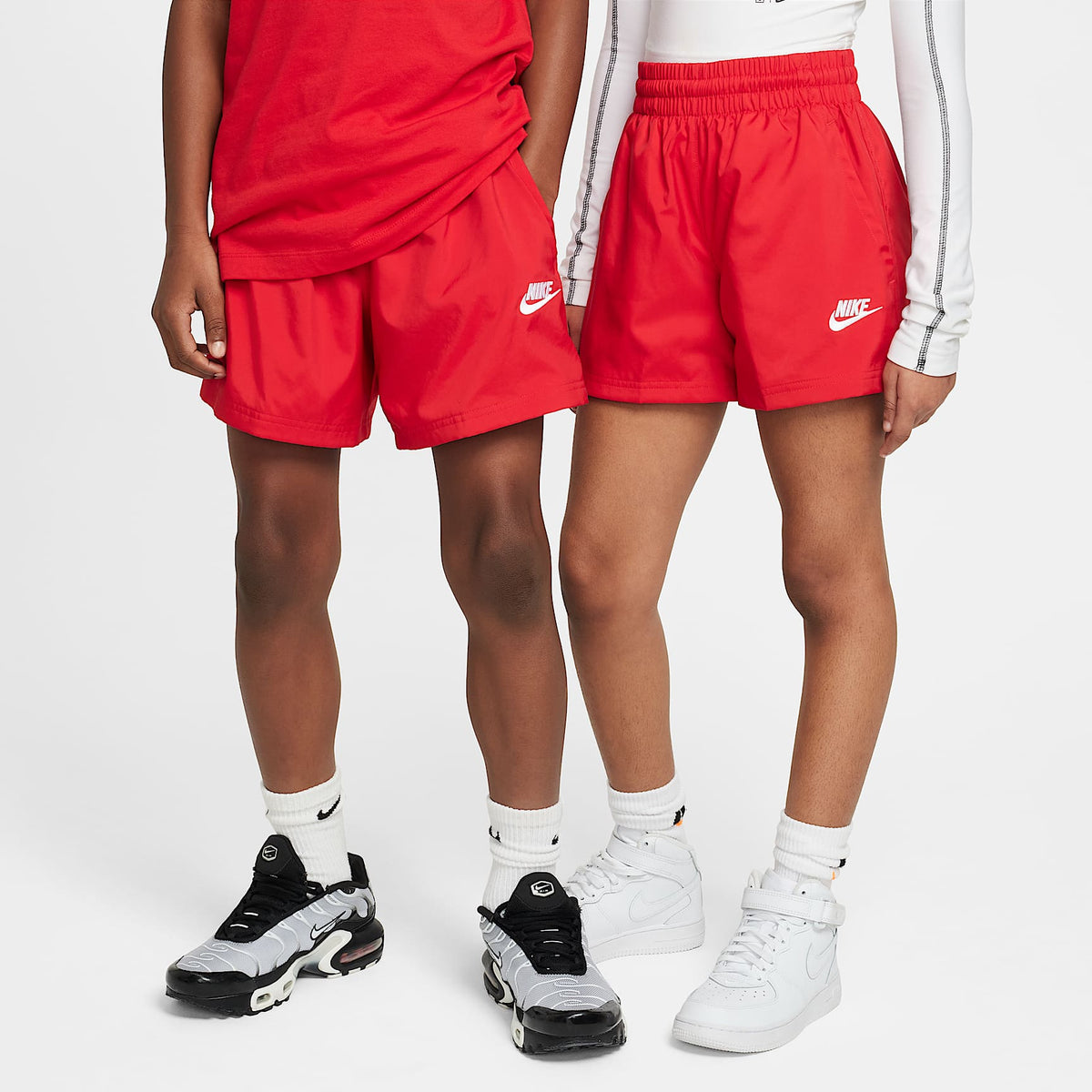 Shorts de tejido Woven de 12 cm para niños talla grande Nike Sportswear Club – Rojo universitario/Blanco – vista 1