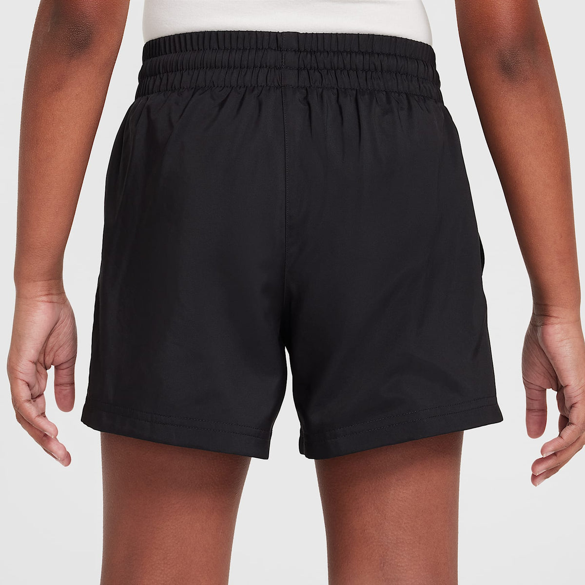 Shorts de tejido Woven de 12 cm para niños talla grande Nike Sportswear Club – Negro/Blanco – vista 4