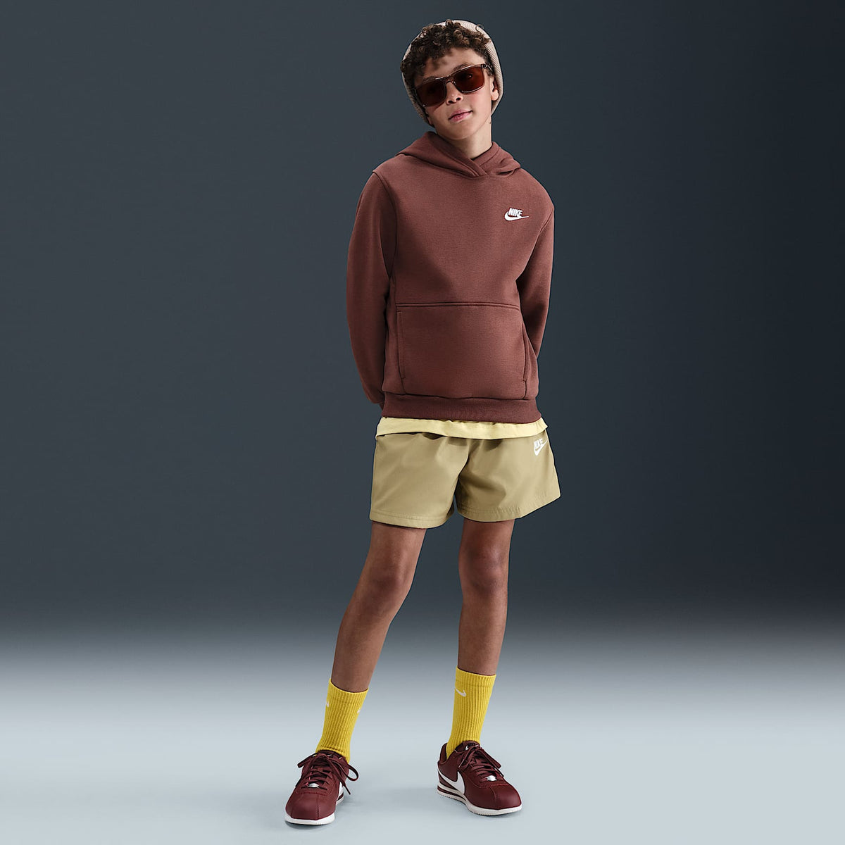 Shorts de tejido Woven de 12 cm para niños talla grande Nike Sportswear Club – Beige paracaídas/Blanco – vista 1