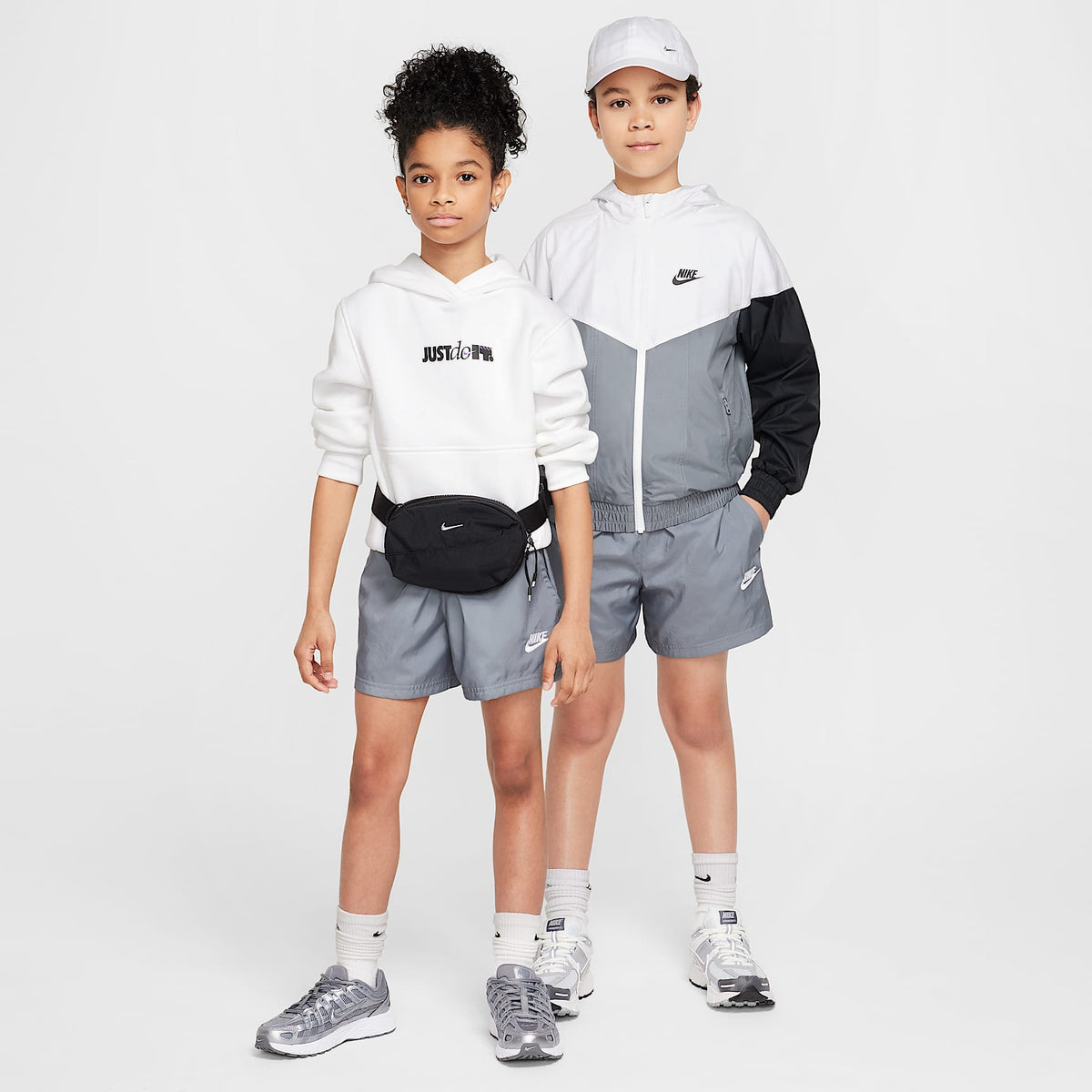Shorts de tejido Woven de 12 cm para niños talla grande Nike Sportswear Club – Gris humo/Blanco – vista 7