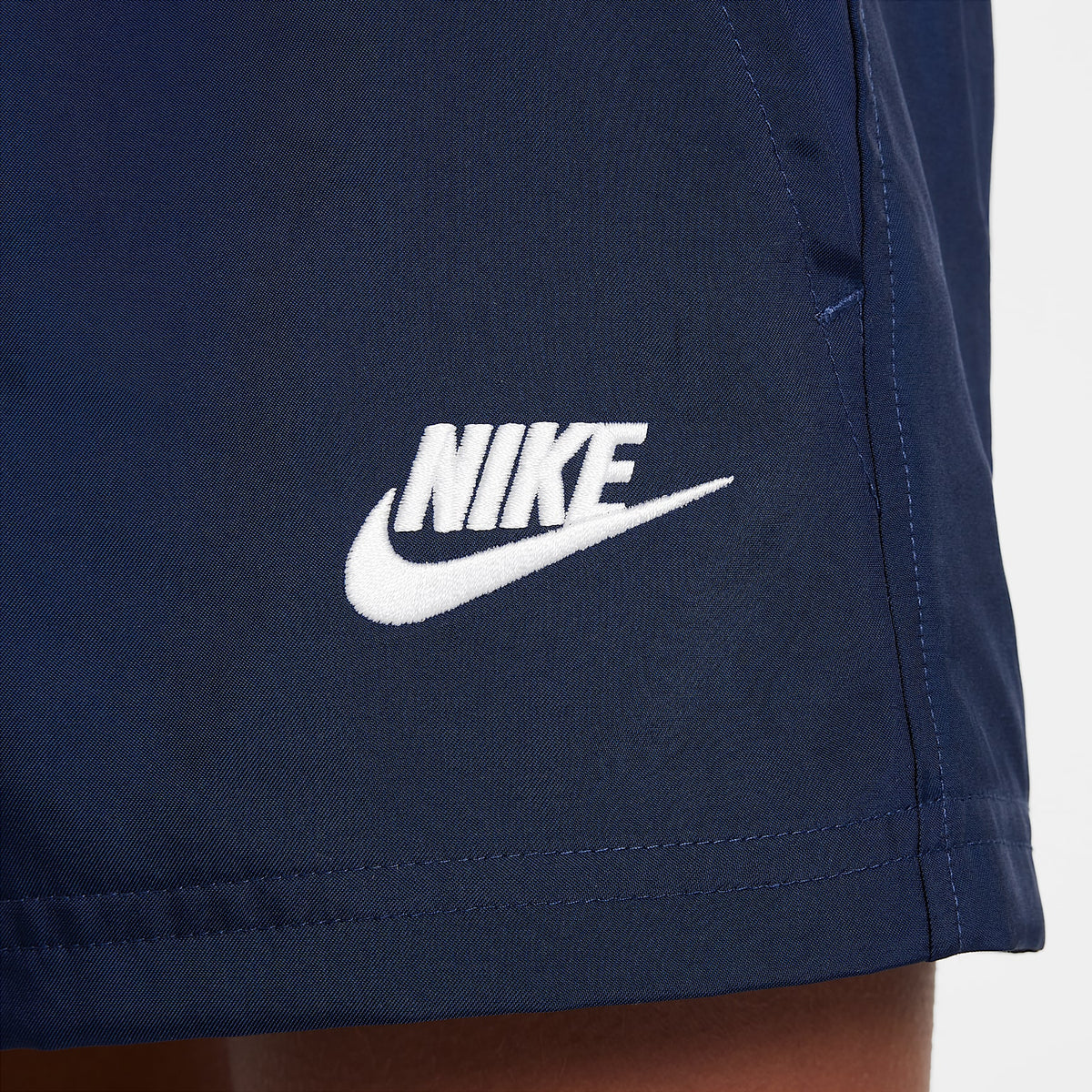Shorts de tejido Woven de 12 cm para niños talla grande Nike Sportswear Club – Azul marino medianoche/Blanco – vista 7