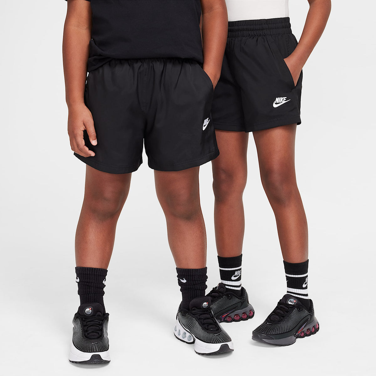 Shorts de tejido Woven de 12 cm para niños talla grande Nike Sportswear Club – Negro/Blanco – vista 1