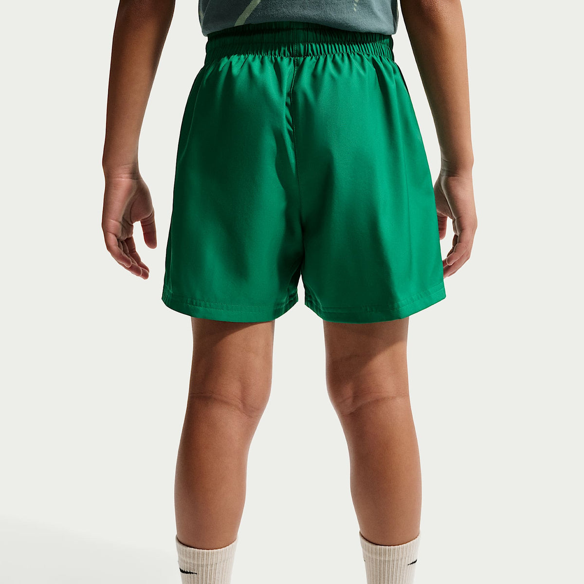 Shorts de tejido Woven de 12 cm para niños talla grande Nike Sportswear Club – Malaquita/Blanco – vista 3