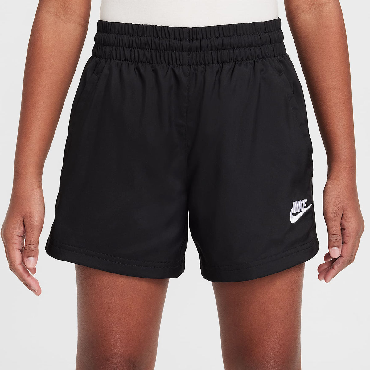 Shorts de tejido Woven de 12 cm para niños talla grande Nike Sportswear Club – Negro/Blanco – vista 3