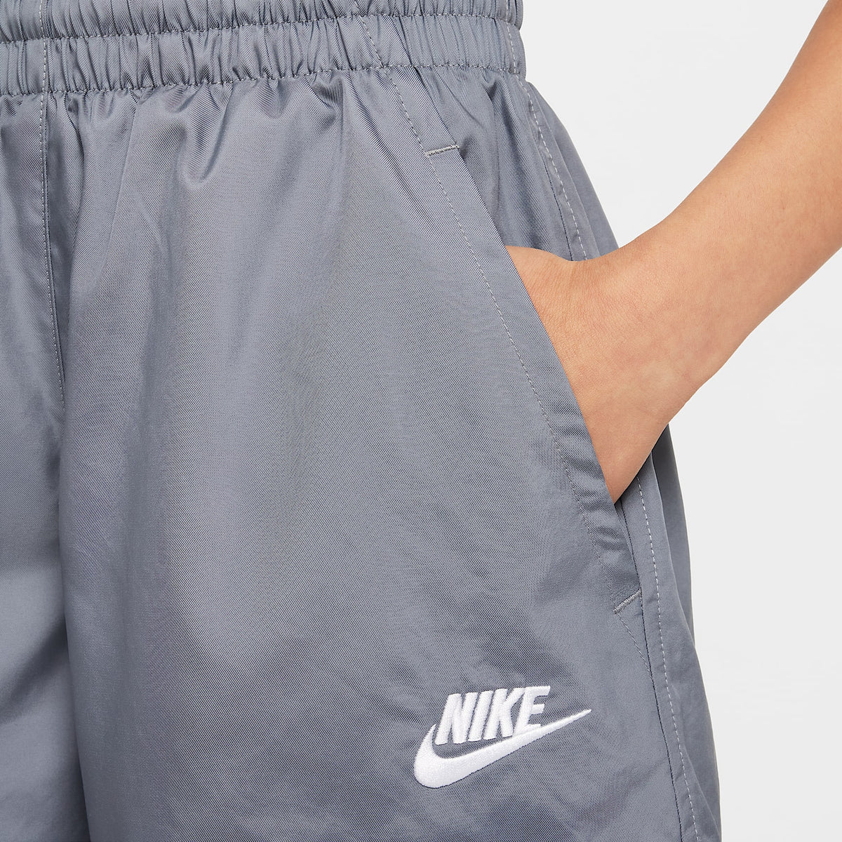 Shorts de tejido Woven de 12 cm para niños talla grande Nike Sportswear Club – Gris humo/Blanco – vista 6