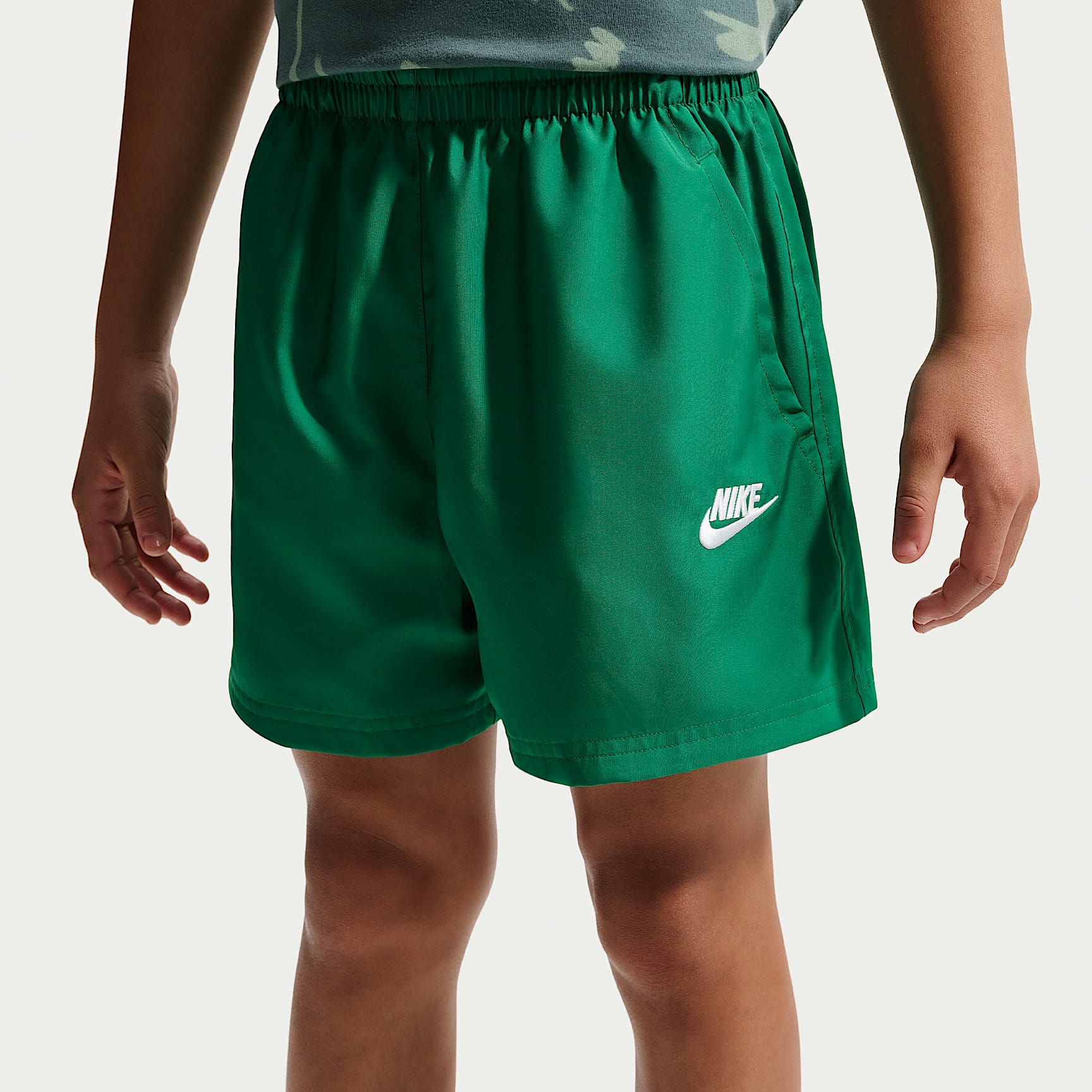 Shorts de tejido Woven de 12 cm para niños talla grande Nike Sportswear Club – Malaquita/Blanco – vista 2