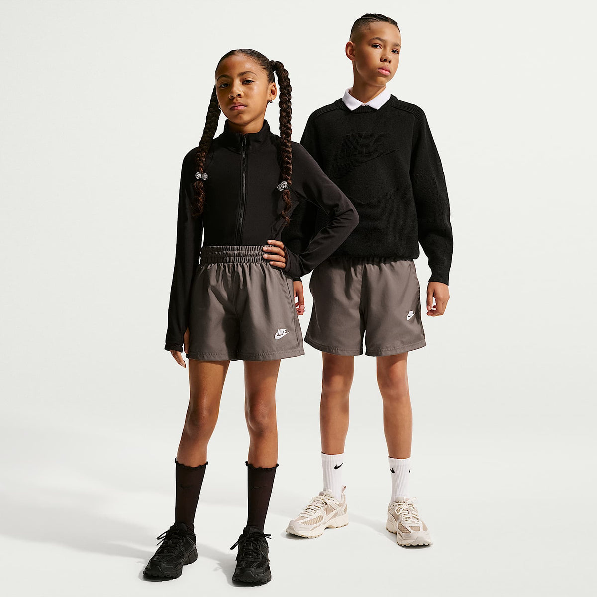 Shorts de tejido Woven de 12 cm para niños talla grande Nike Sportswear Club – Cueva/Blanco – vista 1
