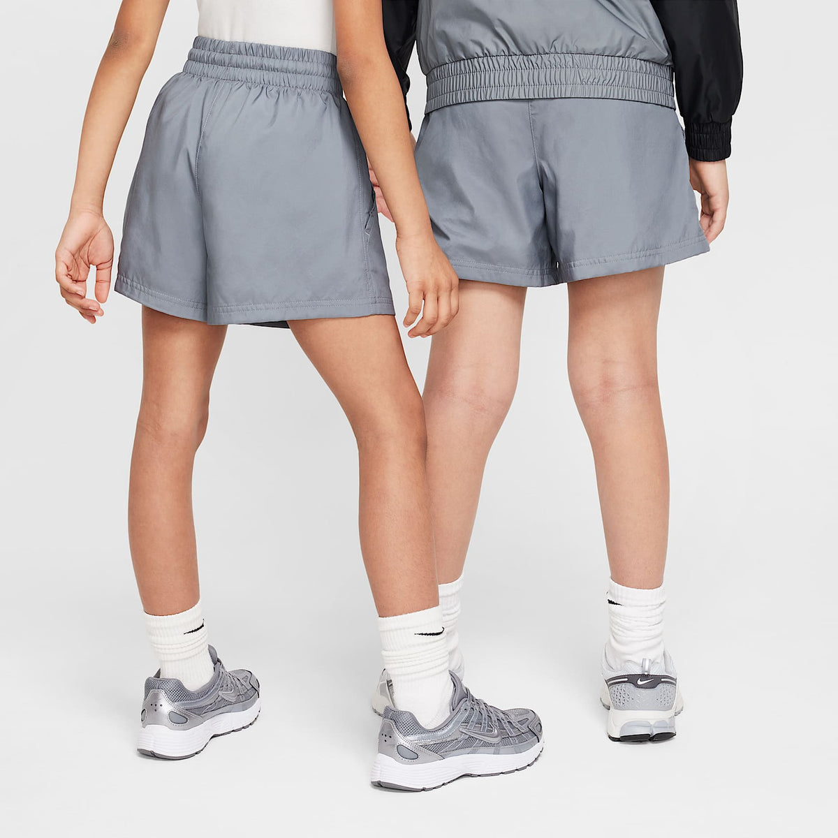 Shorts de tejido Woven de 12 cm para niños talla grande Nike Sportswear Club – Gris humo/Blanco – vista 2