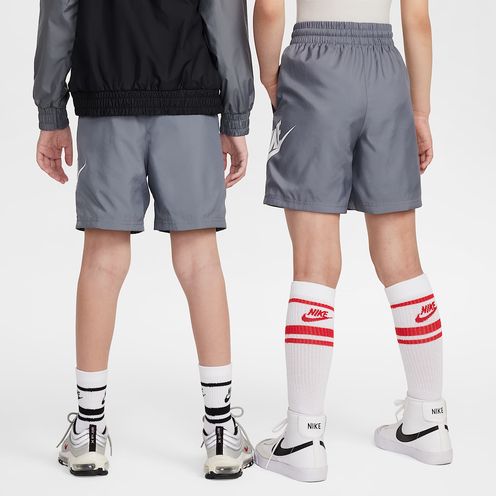 Shorts de tejido Woven de 15 cm para niños talla grande Nike Sportswear Club – Gris humo/Blanco – vista 2