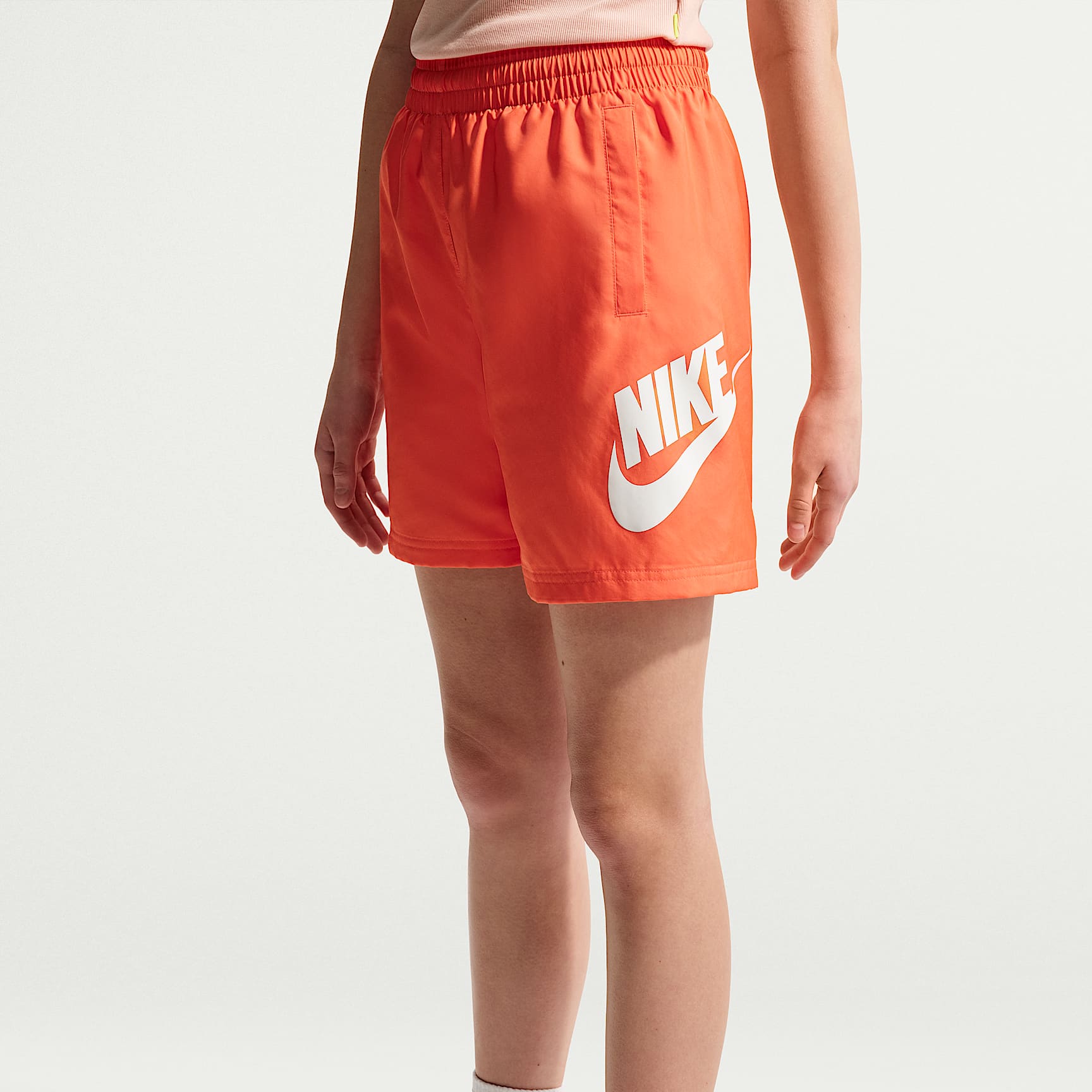 Shorts de tejido Woven de 15 cm para niños talla grande Nike Sportswear Club – Naranja césped/Blanco – vista 2